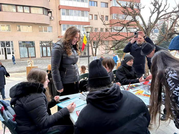 Video----------Elevi-inui-n-ger-n-timpul-vizitei-ministrului-Culturii-Natalia-Intotero-Frumos-Felicitri-dragilor