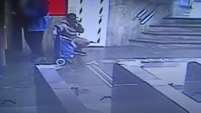 Video----------Imagini-cu-momentul-n-care-un-brbat-fur-un-telefon-la-metrou-n-Bucureti