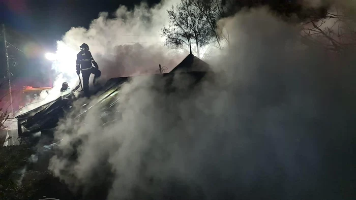 Video----------Incendiu-puternic-ntr-o-gospodrie-din-Galai-Proprietarul-a-suferit-arsuri-la-nivelul-minilor-i-feei