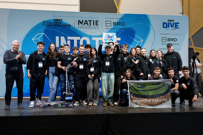 Video----------Liceenii-care-i-petrec-timpul-liber-construind-roboi-Premiul-cel-mai-bine-programat-robot-i-a-propulsat-la-naional