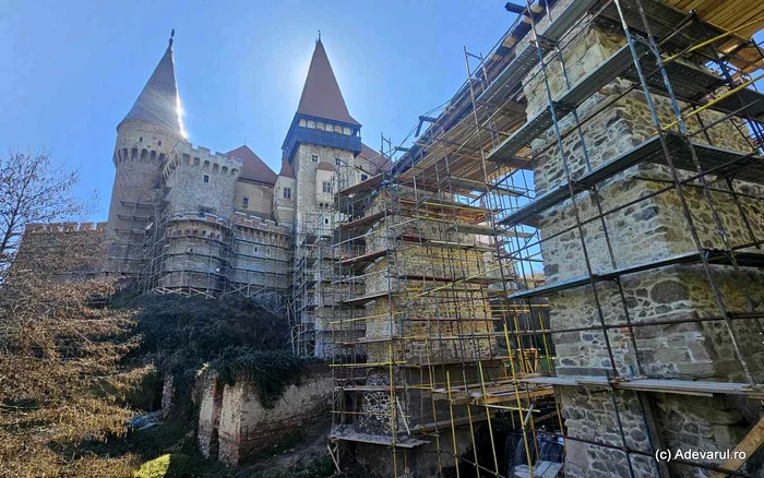 Video----------Lucrri-la-nlime-pe-vechiul-pod-al-Castelului-Corvinilor-A-fost-demontat-pentru-a-fi-nlocuit-cu-o-structur-nou