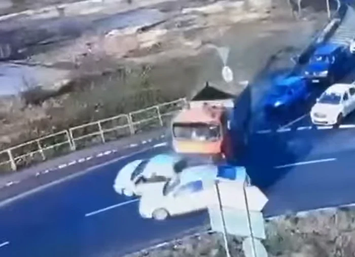 Video----------Momentul-n-care-o-basculant-fr-frne-a-lovit-trei-autoturisme-pe-autostrad-Trei-persoane-printre-care-un-copil-de-4-ani-au-fost-rnite