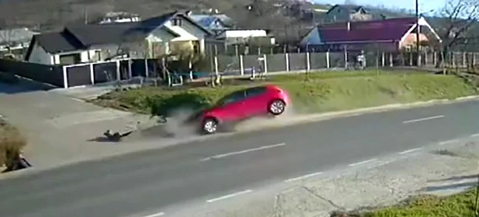 Video----------Momentul-n-care-un-tnr-intr-violent-cu-maina-ntr-un-cap-de-pod-oferul-a-fost-transportat-la-spital