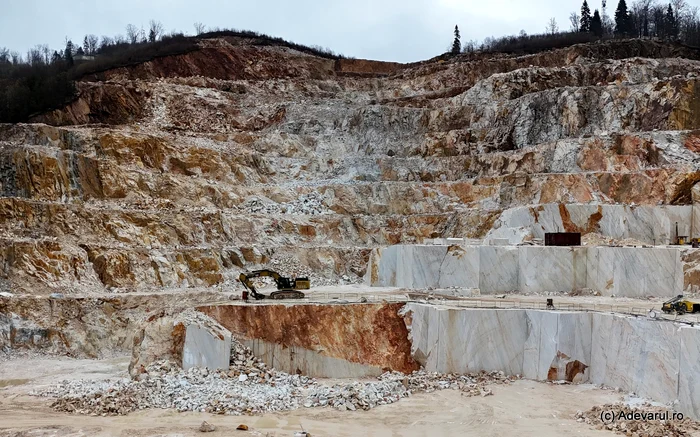 Video----------Muntele-alb-strlucete-peste-orelul-fantom-al-minerilor-Secretele-uriaei-cariere-de-marmur-din-Ruschia---