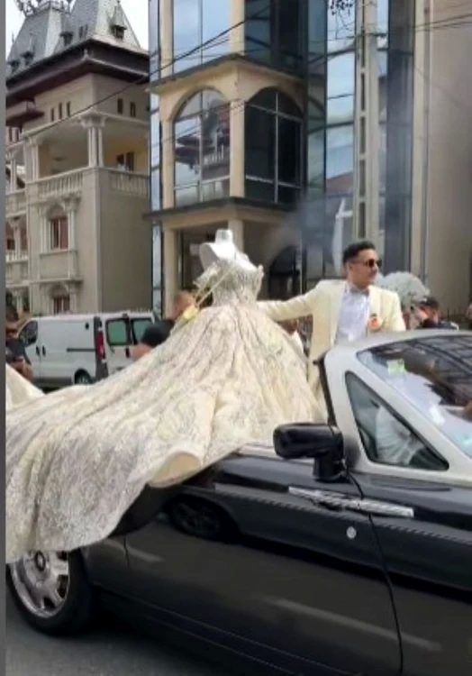 Video----------Nunt-cu-mare-fast-n-Teleorman-parad-cu-maini-scumpe-i-strzi-blocate-Un-Rolls-Royce-decapotabil-a-transportat-rochia-de-mireas-VIDEO