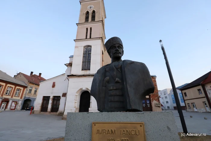 Video----------Oraul-din-Apuseni-unde-oamenii-i-srau-mmliga-cu-aur-pisat-Unul-purta-cizme-cu-aur-altul-voia-s-i-acopere-casa-cu-el----