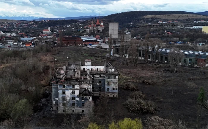 Video----------Palatul-fantom-care-iese-la-iveal-printre-ruinele-unui-fost-mare-combinat-Era-nconjurat-de-jungl-i-drmturi