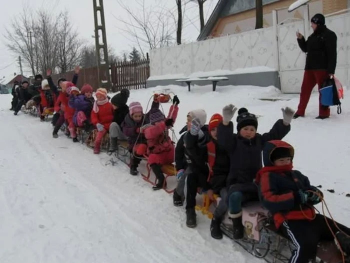 Video----------Primarul-unei-comune-din-Constana-le-a-fcut-o-bucurie-copiilor-i-a-nchis-o-strad-pentru-a-fi-folosit-ca-derdelu