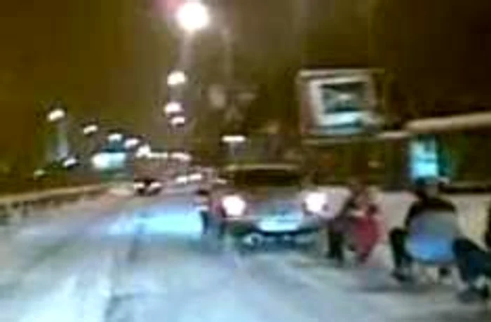 Video----------Sanie-cu-doi-pasageri-legat-de-un-autoturism-pe-un-drum-public-din-Galai-oferul-a-fost-amendat