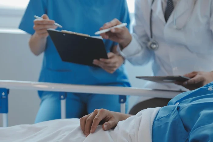 Video----------Scandal-de-luare-de-mit-la-un-spital-din-Cara-Severin-Medic-suspectat-c-a-eliberat-documente-false-contra-cost