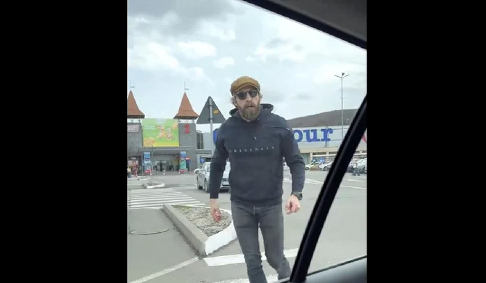 Video----------Scene-ocante-n-parcarea-unui-mall-din-Cluj-Napoca-De-ce-a-srit-un-ofer-la-btaie-Eti-cu-copilul-n-main-vezi-c-l-sperii