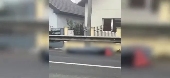 Video----------Scene-ocante-pe-o-strad-din-judeul-Maramure-Un-cadavru-aflat-ntr-un-sac-a-czut-din-maina-funerar