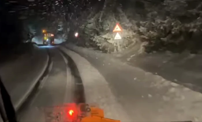 Video----------Se-acioneaz-cu-utilaje-de-deszpezire-pe-DN-7A-n-judeul-Vlcea-Atenionare-pentru-oferi