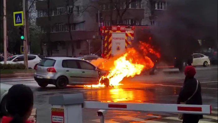 Video----------Trafic-blocat-pe-Bulevardul-Iuliu-Maniu-dup-ce-o-main-a-luat-foc-n-mers