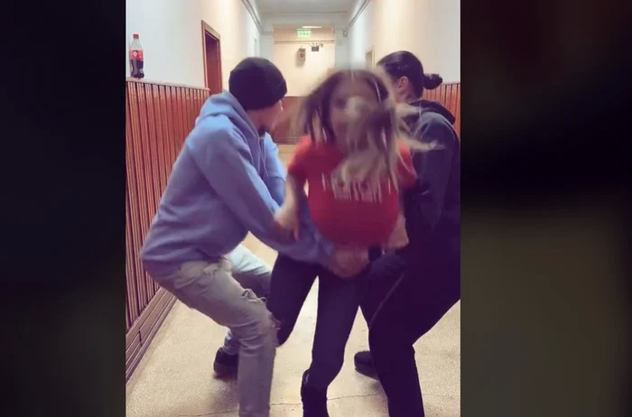 Video----------Trei-adolesceni-din-Arad-au-ajuns-la-spital-din-cauza-noii-provocri-de-pe-TikTok-Doi-dintre-ei-au-ajuns-n-sala-de-operaii