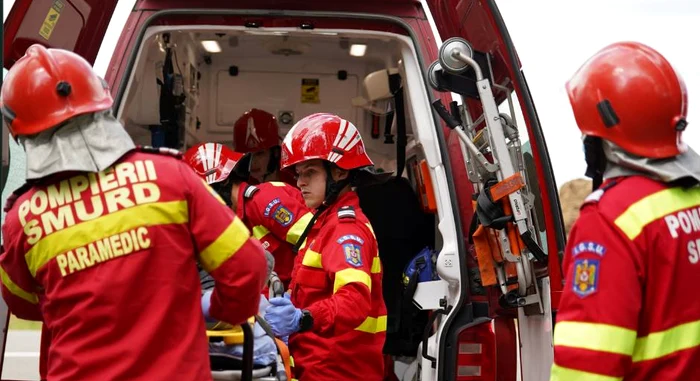 Video----------Trei-poliiti-au-ajuns-la-spital-n-prima-zi-de-Crciun-Autospeciala-n-care-se-aflau-a-fost-spulberat-de-un-Porsche-oferul-vinovat-a-fost-arestat-