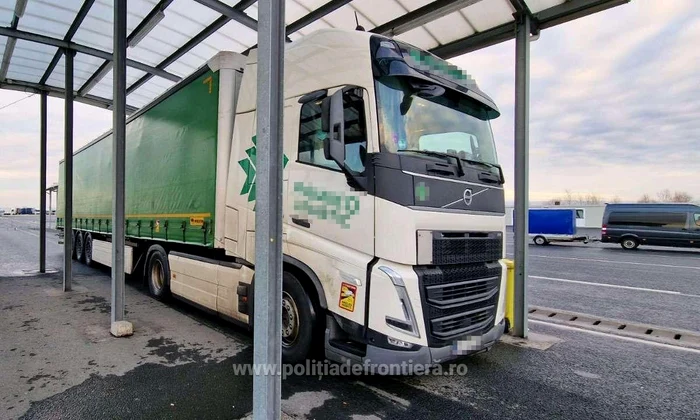 Video----------Un-TIR-n-valoare-de-100000-de-euro-furat-din-Polonia-depistat-la-frontiera-romn