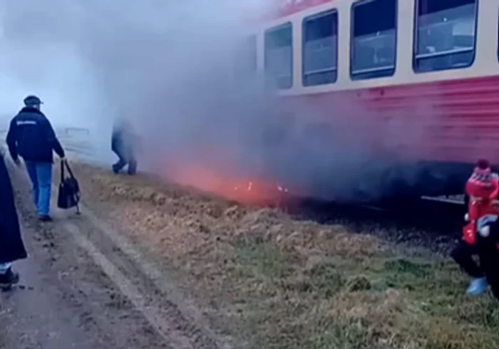 Video----------Un-tren-de-cltori-a-luat-foc-n-mers-pe-ruta-Arad-Ndlac-Zeci-de-oameni-s-au-autoevacuat