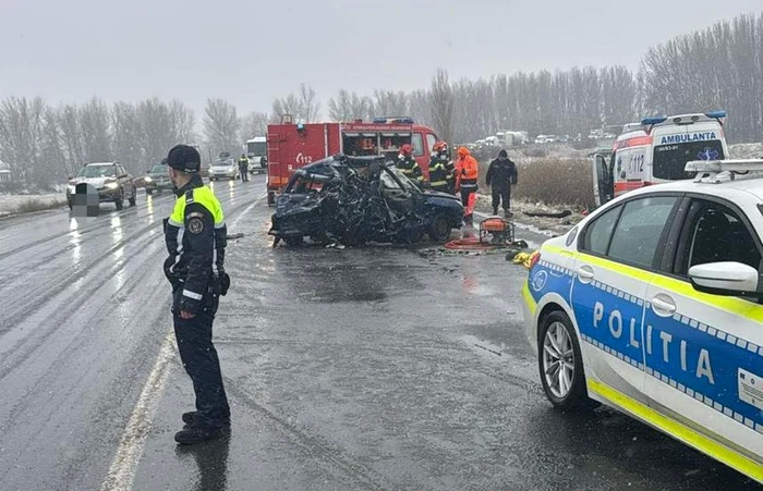 ---------Vrancea-Accident-grav-ntre-un-autoturism-i-o-ambulan-privat-Un-brbat-a-murit