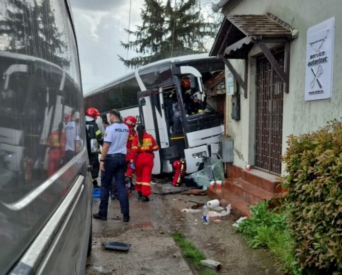 ---------Accident-grav-n-Bihor-un-autocar-n-care-erau-24-de-pasageri-a-intrat-cu-vitez-ntr-o-cas