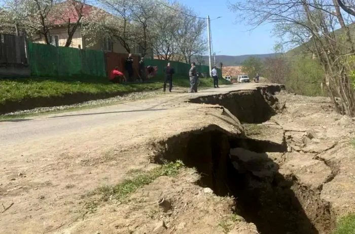---------Alunecare-de-teren-n-judeul-Alba-100-de-oameni-izolai-i-3-persoane-evacuate