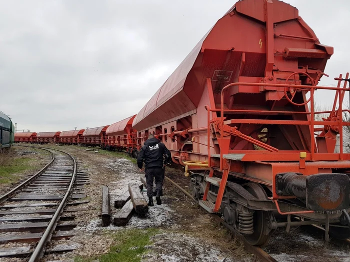 ---------Bani-de-igri-i-suc-Trei-tineri-au-fost-trimii-dup-gratii-dup-ce-au-furat-dintr-un-tren-350-kg-de-fier-vechi-