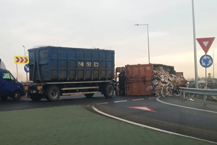 ---------Camion-cu-deeuri-reciclable-rsturnat-la-intrarea-pe-autostrada-A7-Buzu-Focani-Traficul-este-blocat