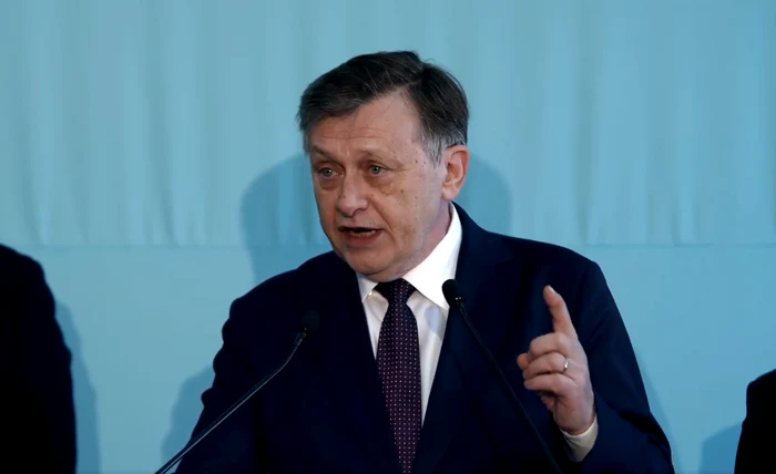 ---------Crin-Antonescu-consider-c-responsabilitatea-taxelor-i-restructurrilor-aparine-premierului-El-este-cel-obligat-s-ia-o-decizie-nu-s-vin-la-mine