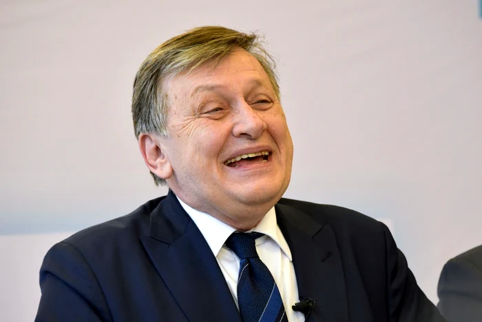 ---------Crin-Antonescu-revine-dup-15-ani-n-lupta-pentru-Cotroceni-Ce-va-conta-mai-mult-trei-partide-n-spate-sau-10-ani-de-absen--ANALIZ