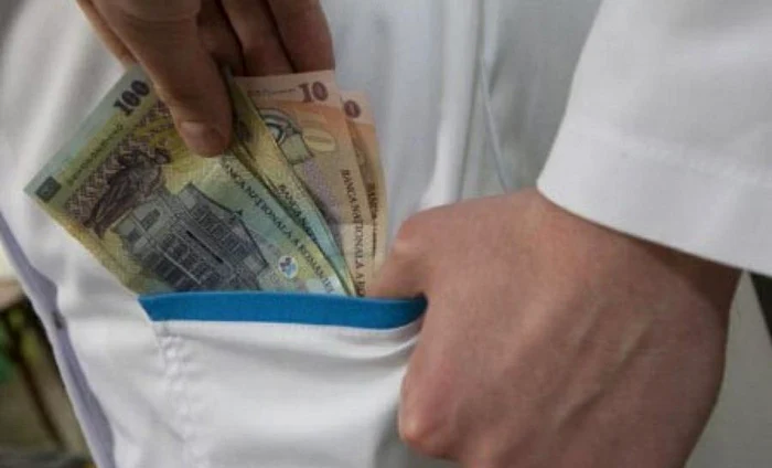---------Directorul-executiv-al-DSV-Tulcea-prins-n-timp-ce-lua-mit-zeci-de-mii-de-euro-A-ncercat-s-scape-de-bani-aruncndu-i-n-vasul-de-toalet