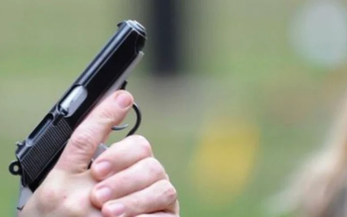 ---------Doi-indivizi-cu-cagule-au-jefuit-un-magazin-dup-ce-au-ameninat-vnztoarea-cu-un-pistol-cu-bile