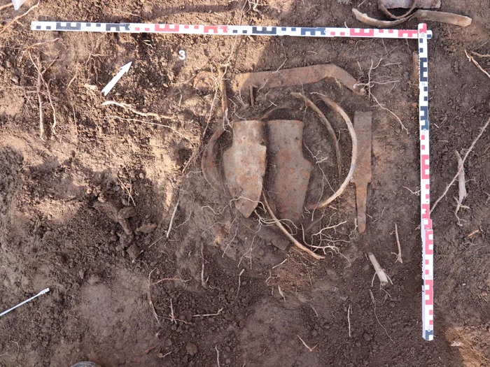 Foto----------Depozite-de-arme-i-unelte-agricole-din-perioada-medieval-au-fost-descoperite-de-un-profesor-ntr-un-sat-de-lng-Ploieti