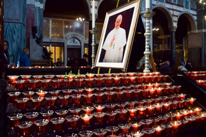 Foto----------Papa-Francisc-reuete-s-i-uneasc-pe-credincioii-din-ntreaga-lume-chiar-i-dup-moartea-sa-ntreg-mapamodul-i-aduce-un-ultim-omagiu-S-mergem-mpreun-cu-puterea-memoriei