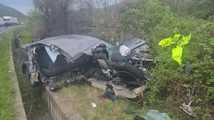 ---------Imagini-cumplite-de-la-accidentul-n-care-un-tnr-a-ars-de-viu-iar-ali-doi-sunt-grav-rnii-oferul-de-19-ani-a-intrat-ntr-un-TIR-i-maina-i-a-luat-foc