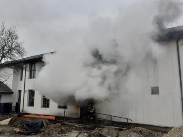 ---------Incendiu-izbucnit-la-o-coal-aflat-n-renovare-din-judeul-Vlcea-Un-muncitor-a-suferit-arsuri-la-nivelul-feei