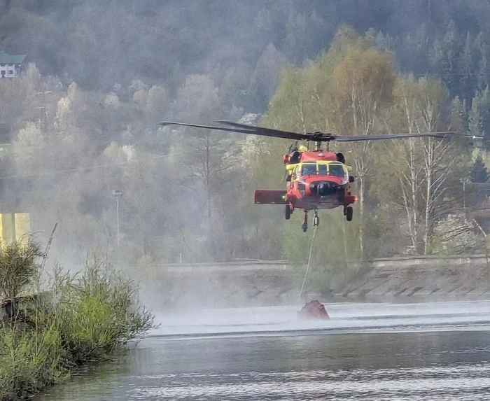 ---------Incendiul-devastator-de-la-Ceteni-s-a-extins-pe-24-de-hectare-Pompierii-au-fost-transportai-cu-elicopterul-Black-Hawk-n-zonele-inaccesibile