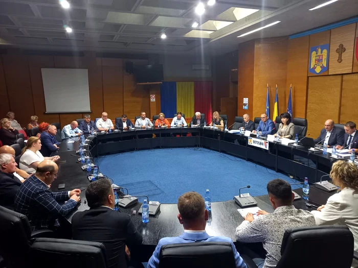 ---------Laptopiada-din-judeul-fr-ap-curent-Cum-se-arunc-degeaba-zeci-de-mii-de-euro-pe-laptopuri-i-internet-pentru-consilierii-judeeni-din-Botoani