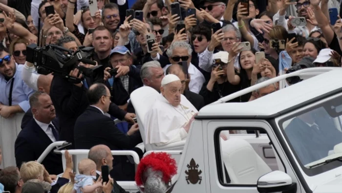 ---------Momentul-cu-care-Papa-Francisc-i-a-cucerit-definitiv-pe-romni-Liderul-Bisericii-Catolice-un-model-de-modestie