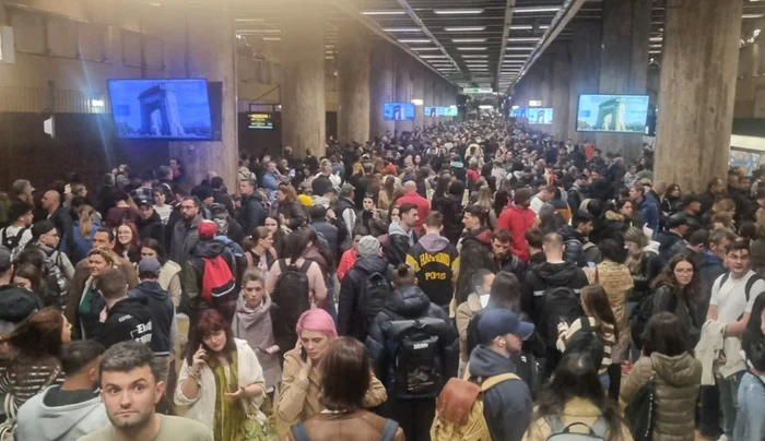 ---------O-adolescent-s-a-aruncat-n-faa-unui-tren-de-metrou-la-Eroilor