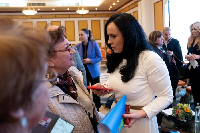 ---------Reacia-ministrului-Simona-Bucura-Oprescu-dup-ce-angajata-centrului-care-inea-copiii-legai-a-spus-c-este-verioara-ei