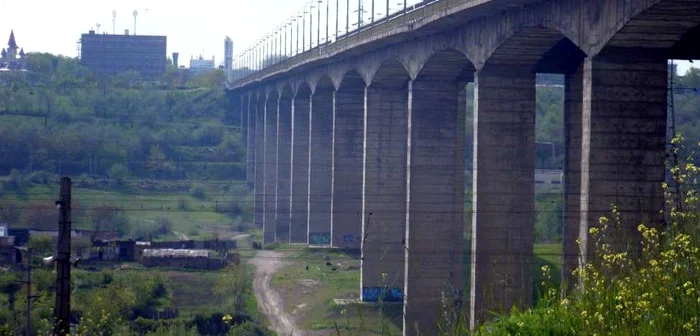 ---------Un-brbat-agat-de-un-viaduct-a-fost-salvat-n-ultima-clip-Poliitii-gleni-au-povestit-cum-l-au-oprit-pe-sinuciga