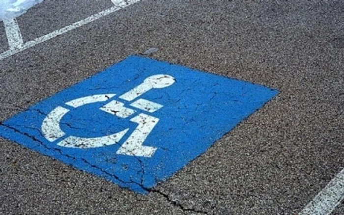 ---------Un-brbat-i-soia-sa-btui-ntr-o-parcare-dup-ce-au-atenionat-un-individ-c-i-a-lsat-maina-pe-loc-pentru-persoane-cu-handicap
