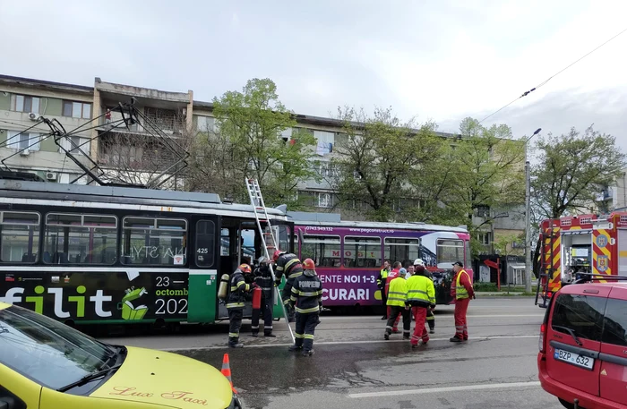 ---------Un-tramvai-a-luat-foc-n-timp-ce-se-afla-pe-traseu-Pasagerii-au-reuit-s-coboare-