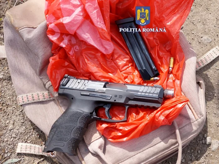 Video----------Brbat-prins-n-flagrant-cnd-ncerca-s-vnd-un-pistol-n-Galai