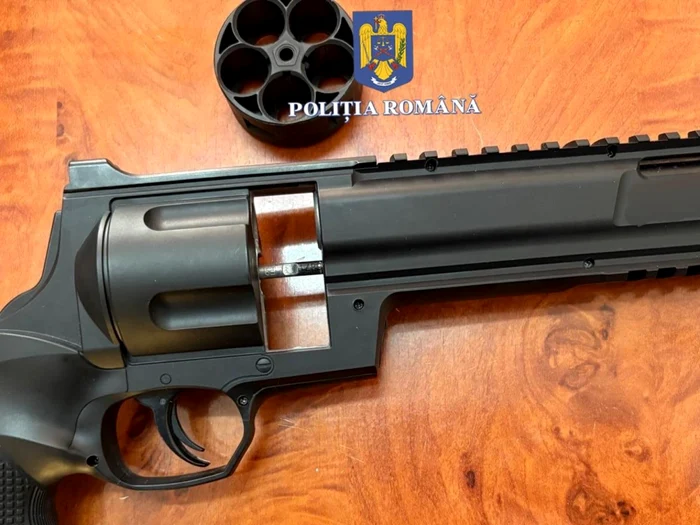 Video----------Doi-adolesceni-sunt-suspectai-c-au-jefuit-un-magazin-din-Constana-Ci-bani-au-luat-dup-ce-au-ameninat-cu-arma