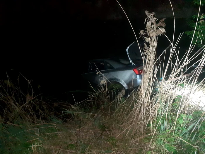 Video----------Dou-tinere-salvate-n-miez-de-noapte-dintr-un-canal-de-irigaii-Se-aflau-pe-plafonul-autoturismului-care-s-a-scufundat