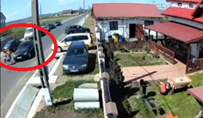 Video----------Imagini-cu-puternic-impact-emoional-O-tnr-mam-a-murit-iar-fetia-ei-a-fost-grav-rnit-dup-ce-au-fost-spulberate-de-o-main