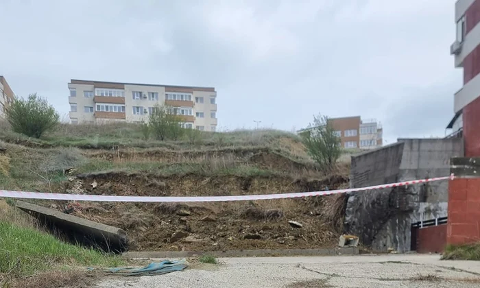 Video----------Panic-ntr-un-cartier-rezidenial-din-Iai-dup-o-alunecare-masiv-de-teren