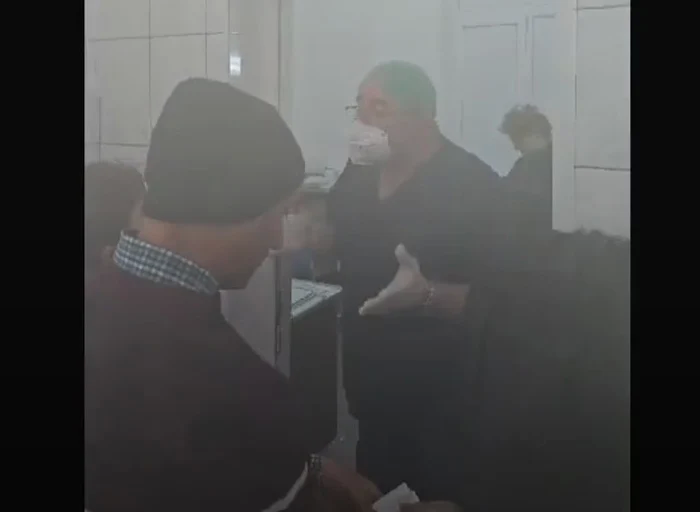 Video----------Scandal-la-ua-cabinetului-unui-medic-de-la-Spitalul-Judeean-Ploieti-Momentul-n-care-pacienii-sunt-alungai