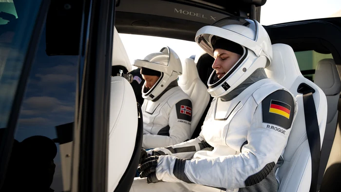 Video----------Turitii-SpaceX-au-revenit-pe-Pmnt-dup-un-zbor-istoric